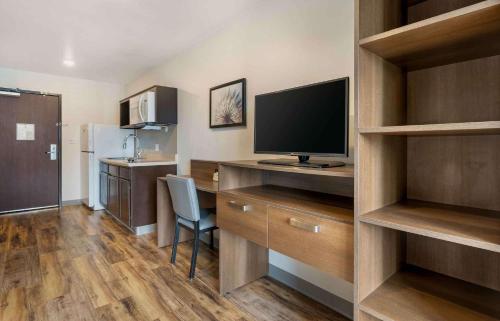 Кухня или мини-кухня в Extended Stay America Select Suites - Orlando - Airport
