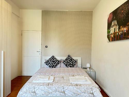 a bedroom with a bed with two pillows on it at Good Morning Venice in Venice