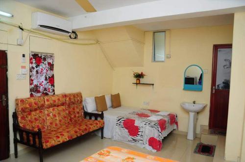 Ένα ή περισσότερα κρεβάτια σε δωμάτιο στο Manimalar Hotel