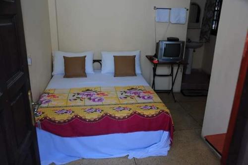 Ένα ή περισσότερα κρεβάτια σε δωμάτιο στο Manimalar Hotel
