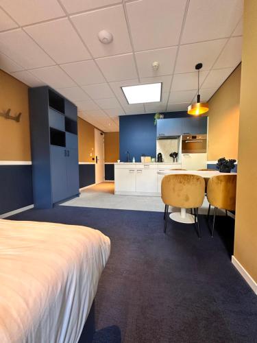 a hotel room with a bed and a kitchen at Hotel Brasserie Smits in Wemeldinge