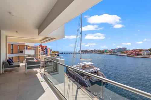 una vista dal balcone di una barca sull'acqua di The Wharf 7E city apartment, overlooking Annabay, downtown Willemstad a Willemstad