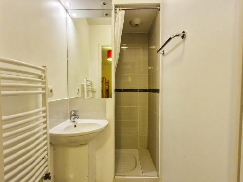 mała łazienka z umywalką i prysznicem w obiekcie Appartement lumineux avec balcon sud, centre station, parking couvert - Flaine Forêt - FR-1-425-141 w mieście Flaine