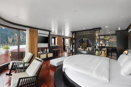 um quarto com uma cama e uma sala de estar em Aqua Of The Seas Cruise Halong em Ha Long