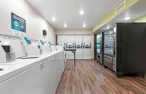 Кухня или мини-кухня в Extended Stay America Select Suites - Orlando - Airport
