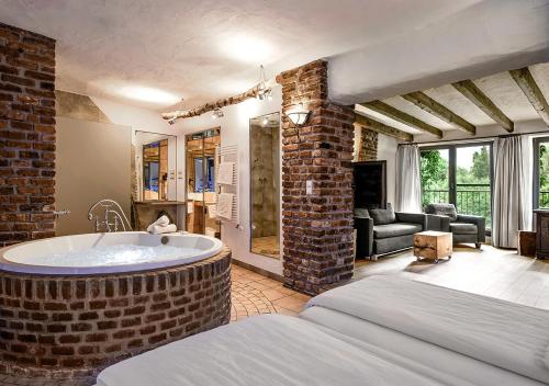 a large bathroom with a large tub in a room at Hotel Land Gut Höhne in Mettmann