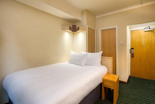 Letto o letti in una camera di Tavistock Hotel