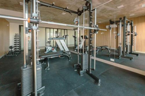 a fitness room with a gym with tread machines at Excelente Espaço Centro CA904 in Maringá