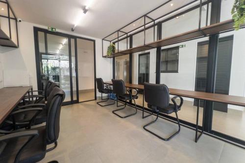 a conference room with a long table and chairs at Excelente Espaço Centro CA904 in Maringá