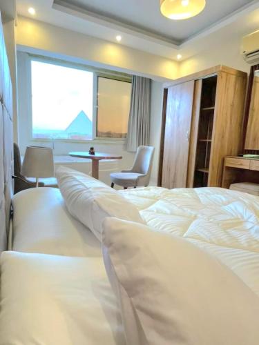 Кровать или кровати в номере Pyramids Rose view