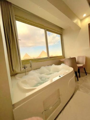 Кровать или кровати в номере Pyramids Rose view