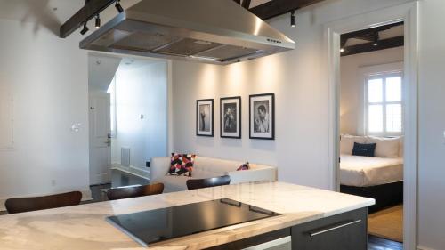 Roomza New Orleans at Melrose Mansion Image