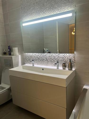 une salle de bain avec un lavabo et un miroir et des toilettes dans l'établissement Soniaedmon, à Perpignan