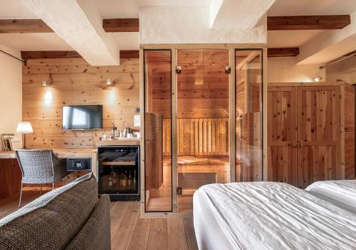 a hotel room with a bed and a fireplace at Hotel Land Gut Höhne in Mettmann