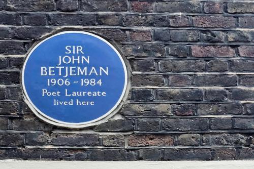 a sign on the side of a brick wall at GuestReady - Lovely stay in the heart of London in London