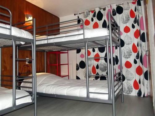 a bunk bed room with two bunk beds at Côté Montagne in Orcières