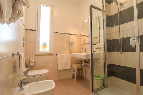Bagno di Hotel Il Faro Della Guitgia Tommasino
