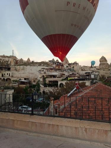 Pemandangan umum bagi Göreme atau pemandangan bandar yang diambil dari hotel