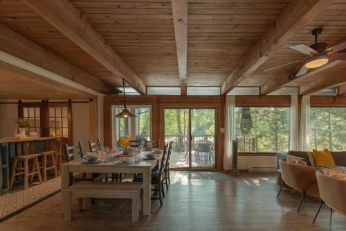 The Phoenix - riverside chalet with beach في مونت تريمبلانت: غرفة طعام بها طاولة وكراسي