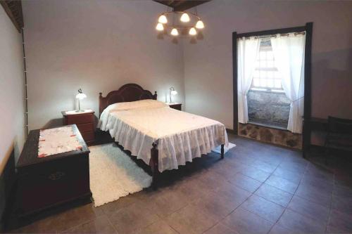 ein Schlafzimmer mit einem Bett und einem Fenster in der Unterkunft Mountain Cottage Graciosa Azores in Almas