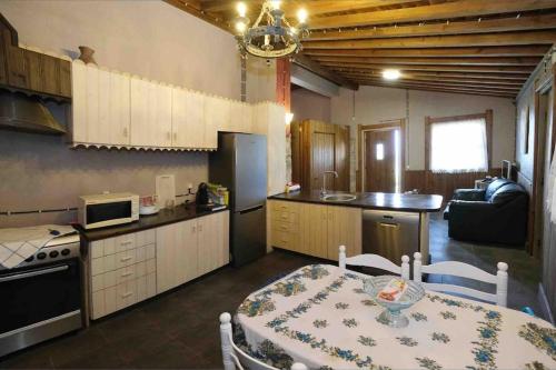 eine Küche mit Tisch und ein Esszimmer in der Unterkunft Mountain Cottage Graciosa Azores in Almas