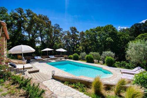 Πισίνα στο ή κοντά στο Villa Silia in the Gulf of Saint-Tropez in a natural setting