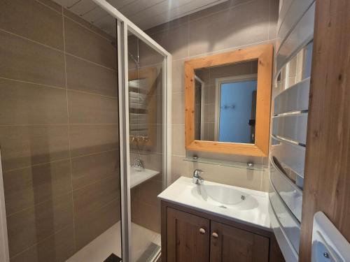 une salle de bain avec un lavabo et un miroir dans l'établissement Appartement lumineux proche pistes et commerces, 3P/8 pers, balcon exposé sud - FR-1-502-363, à Tignes