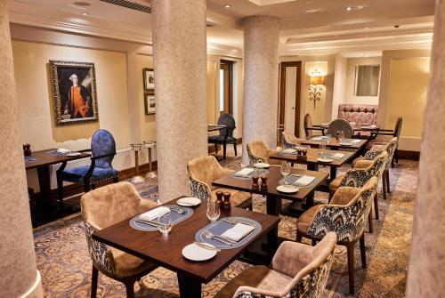 Uma área de estar em The Royal Horseguards Hotel, London