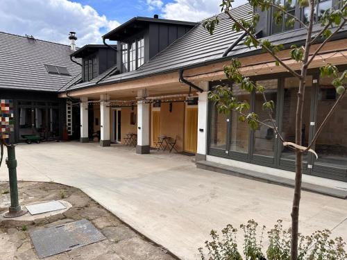 an empty courtyard of a house with a building at Ateliér Kráľovič in Hokovce