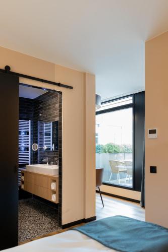 a bedroom with a bathroom with a tub and a sink at Longstay Achterhoek in Zeddam
