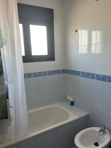 ein Badezimmer mit Badewanne und Waschbecken in der Unterkunft Casa de Origo Mare in Lajares