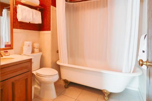 un bagno con vasca, WC e lavandino di Mizpah Hotel a Tonopah