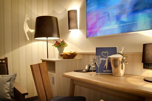 a room with a desk with a lamp and a tv at Sylter Domizil in Wenningstedt