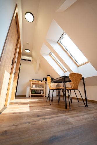 Una cocina o zona de cocina en Apartmány V zahradě