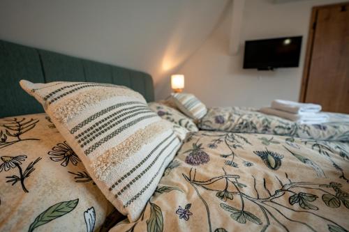 Cama o camas de una habitación en Apartmány V zahradě