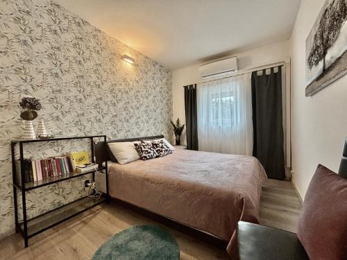Un dormitorio pequeño con una cama y un sofá. en Umag Romantic Apartment, en Umag