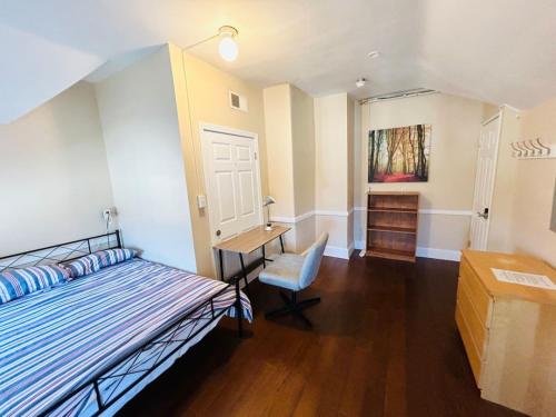 Ένα ή περισσότερα κρεβάτια σε δωμάτιο στο Big room in Federal Hill, Downtown with shared bathroom ca