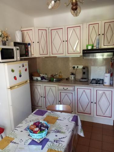 - une cuisine avec une table et un bol de nourriture dans l'établissement F1 chambre et cuisine, à Reynès