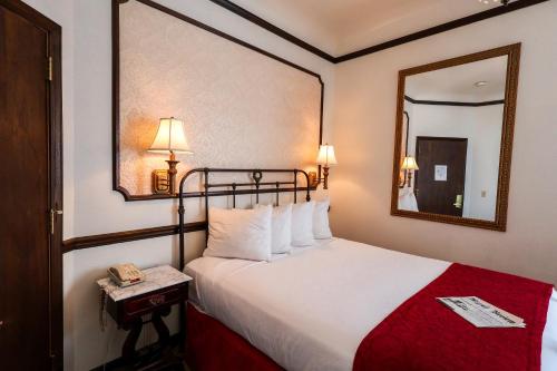 Letto o letti in una camera di Mizpah Hotel