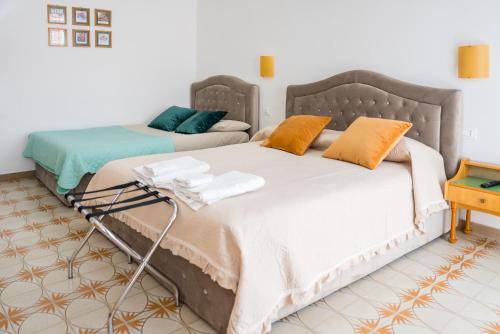 two beds sitting next to each other in a bedroom at B & B L'ABBRACCIO in Agnone