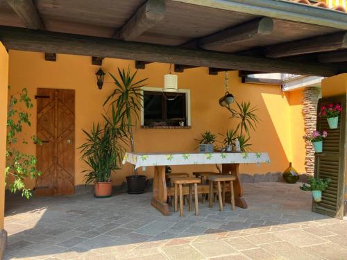 a patio with a table and chairs in front of a house at Starsbox Le Moline B&B in Masserano