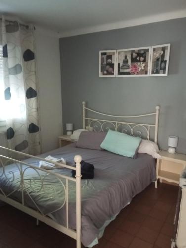 une chambre avec un lit dans une pièce dans l'établissement F1 chambre et cuisine, à Reynès