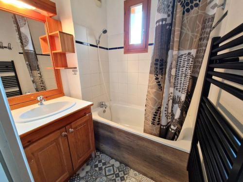 une salle de bain avec un lavabo, une baignoire et une douche dans l'établissement Appart 4 pièces, 8 pers, proche piste, Valfréjus - FR-1-265-328, à Modane