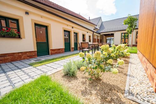 Jardín al aire libre en Apartmány V zahradě