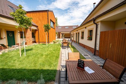 Jardín al aire libre en Apartmány V zahradě