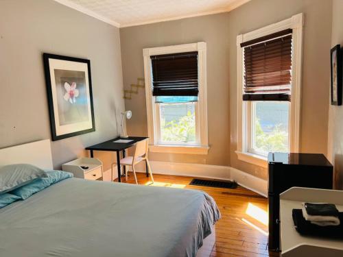 Ένα ή περισσότερα κρεβάτια σε δωμάτιο στο Spacious room in Federal Hill near Downtown with shared bathroom 14