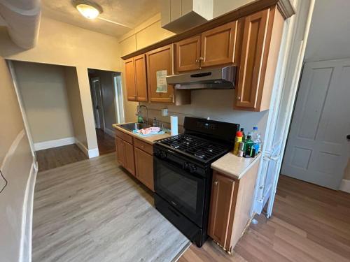 Η κουζίνα ή μικρή κουζίνα στο Spacious room Federal Hill next to Downtown with shared bathroom 34