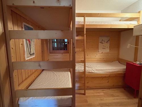 - une chambre avec 2 lits superposés dans une cabine dans l'établissement Appartement 2 pièces cabine 3* pour 6 pers avec piscine, balcon et parking privé, proche télésiège - FR-1-263-408, à Valloire