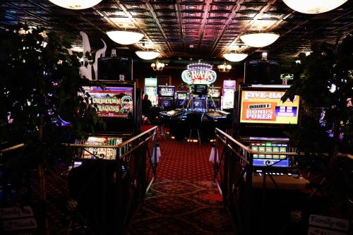 un casinò con diverse slot machine in una stanza di Mizpah Hotel a Tonopah