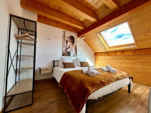 une chambre avec un lit dans une pièce avec une fenêtre dans l'établissement Chez Fred 202 - Parking Wifi - CLG Savoie, à Saint-Pierre-dʼAlbigny